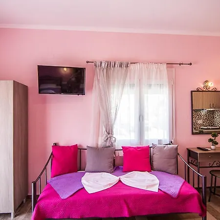 Christodoulos Eleftheria House * Vrasná